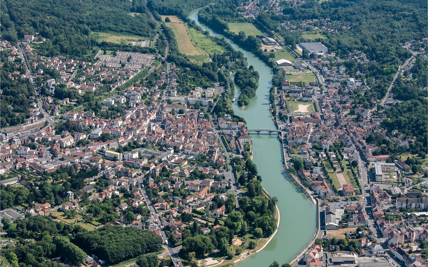 Vue aérienne d'une commune de Seine-et-Marne traversée par une rivière