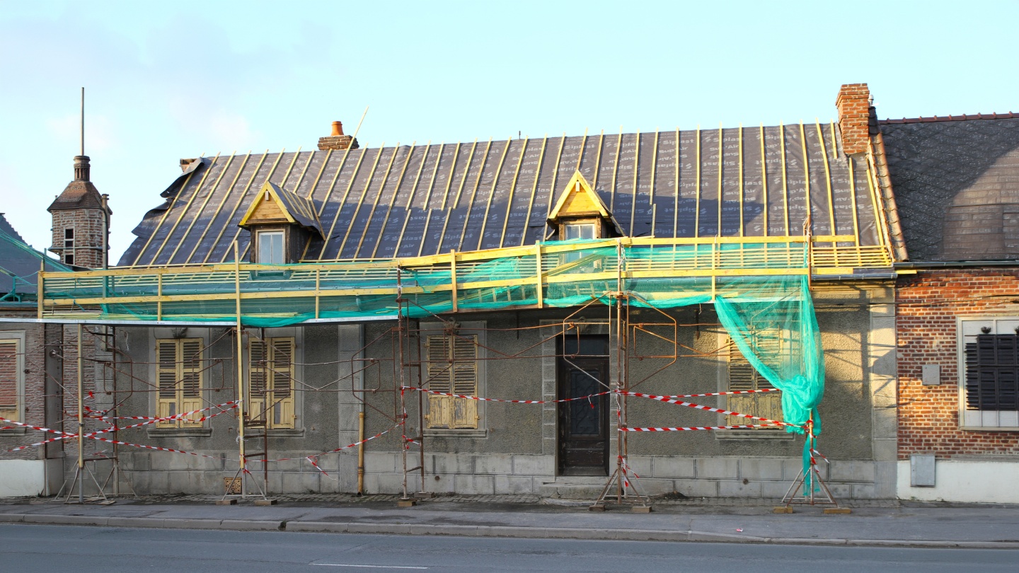 Maison en travaux avec échafaudage avant rénovation