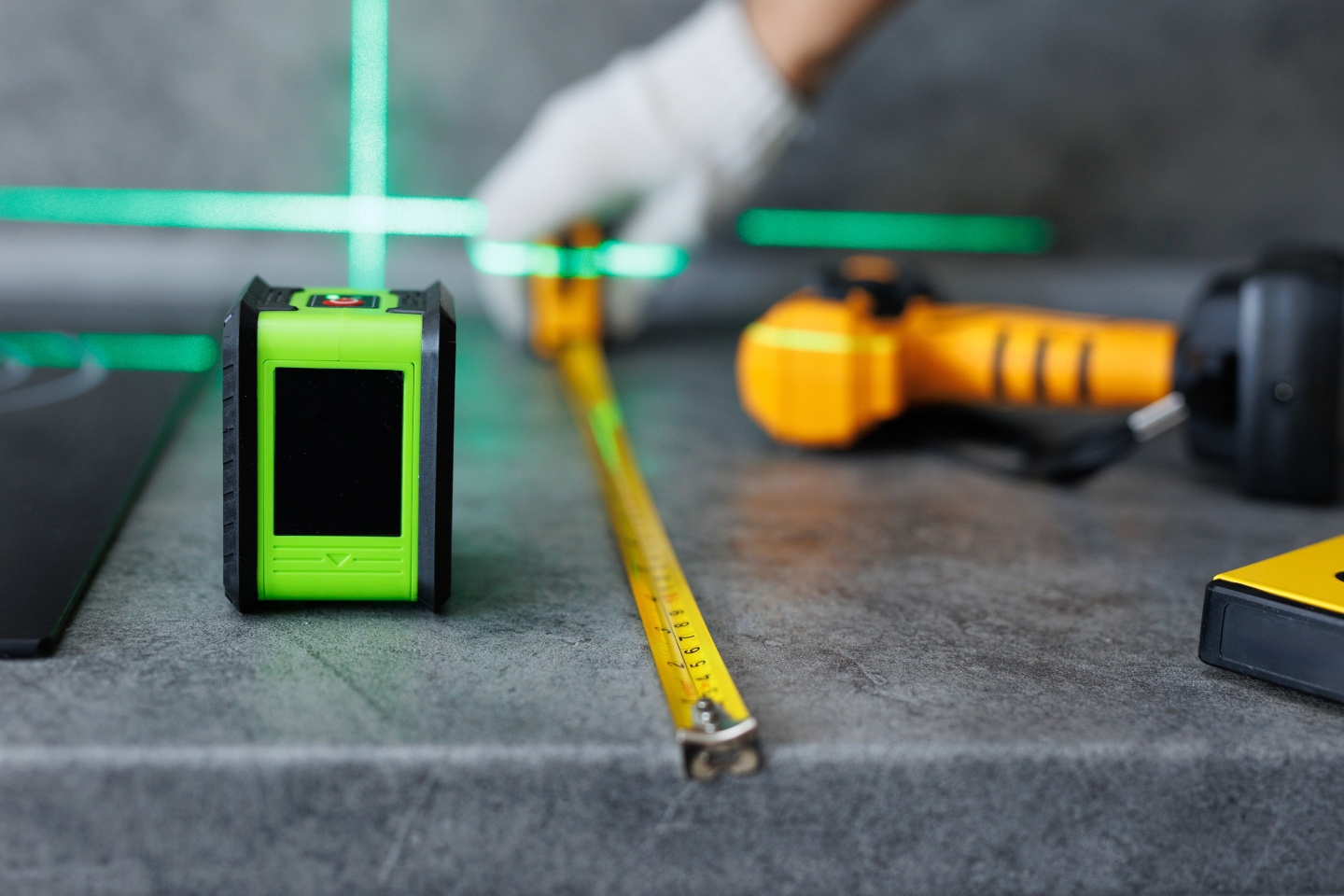 Télémètre laser et mètre ruban pour un mesurage loi Carrez