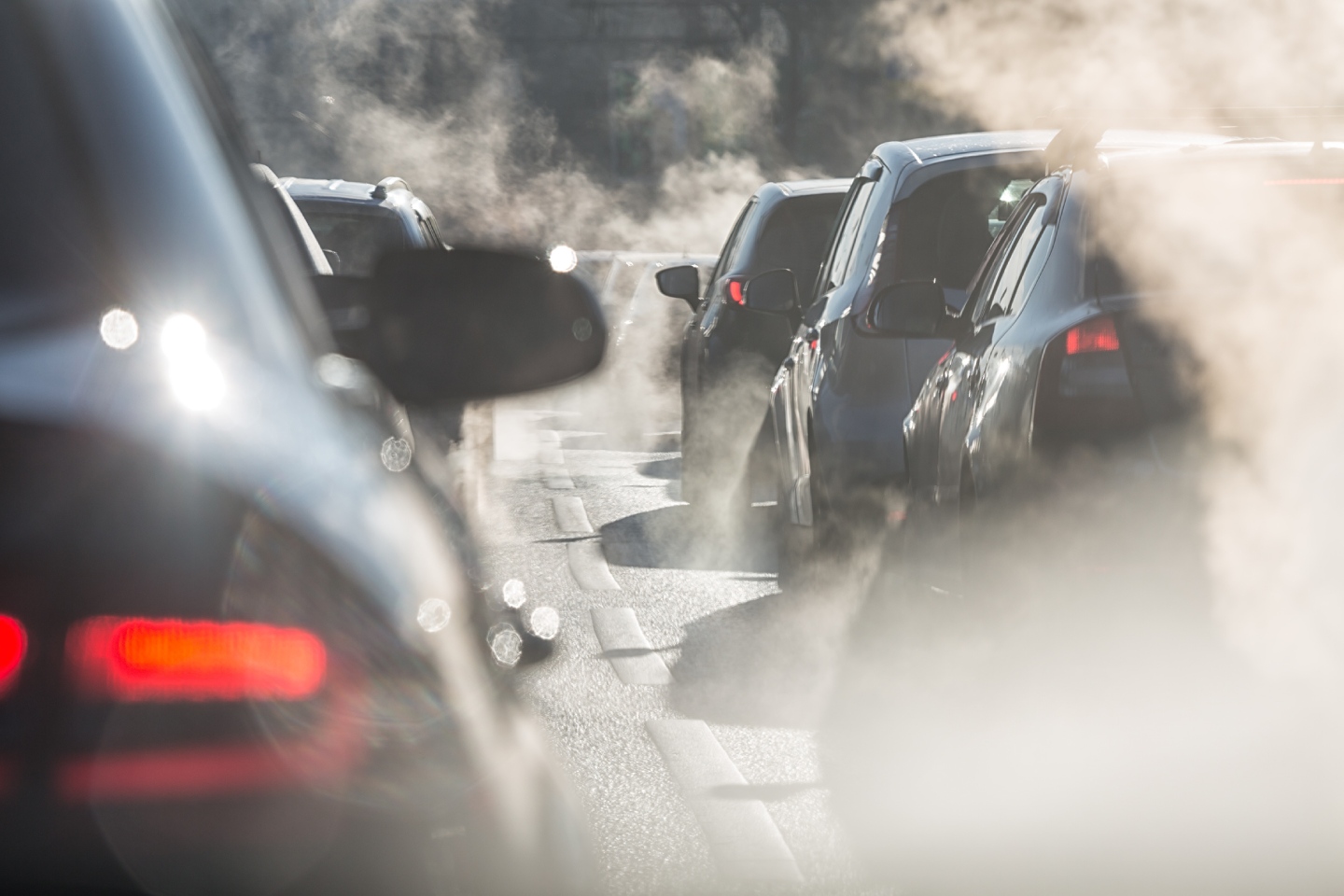Voitures dans des gaz d'échappement en ville, état des risques et pollutions