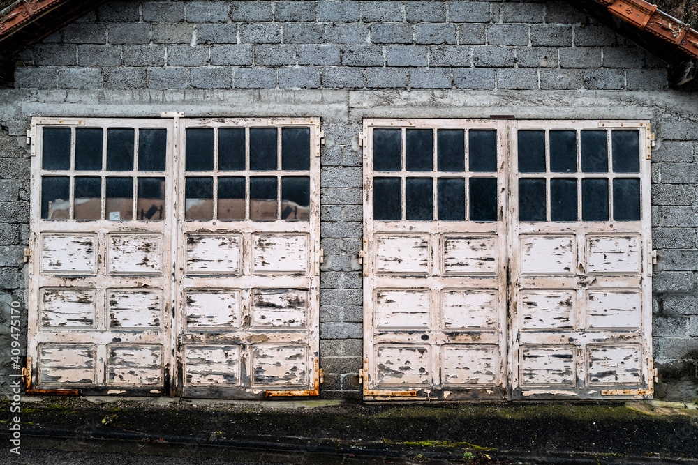 Portes de garage anciennes à la peinture écaillée pouvant contenir du plomb