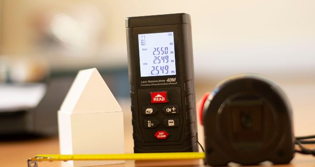 Diagnostiqueur examinant un radiateur avec une caméra thermique
