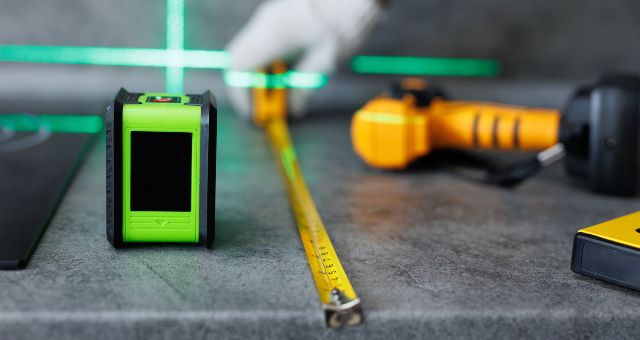 Diagnostiqueur examinant un radiateur avec une caméra thermique