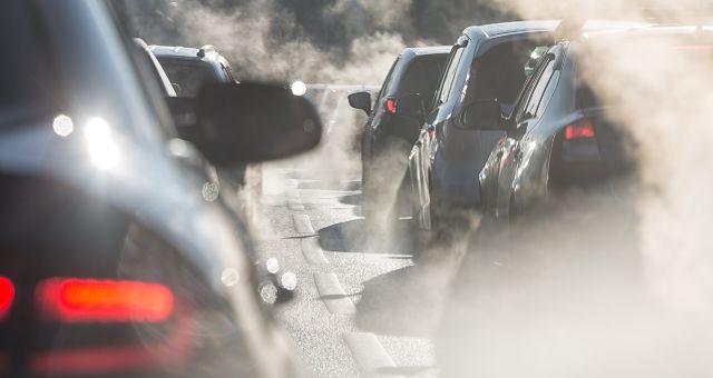 Diagnostiqueur examinant un radiateur avec une caméra thermique