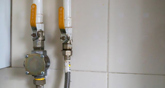 Vannes et tuyauterie d'une installation de gaz dans un logement